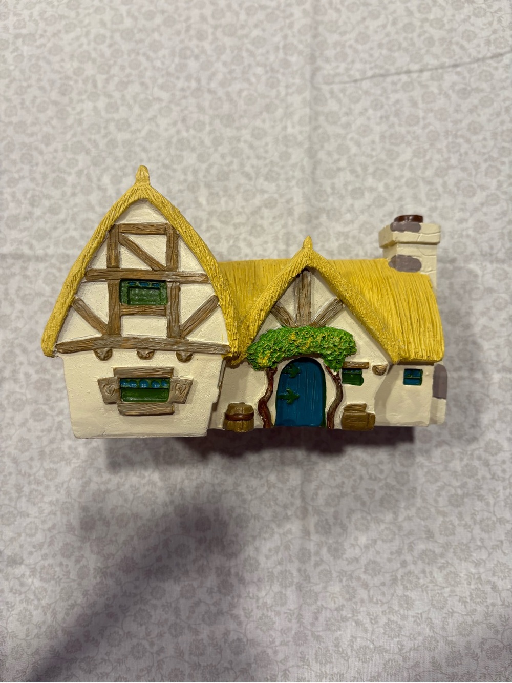 Disney Snow White Seven Dwarfs Dwarf Cottage Resin Small Village House 2001